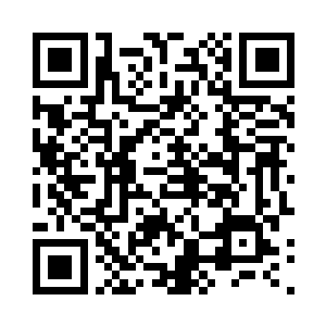 衣装正式的男男女女们举着香槟酒儿挤在一起二维码生成