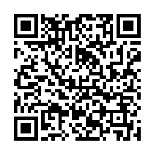表情严肃的对身边的奇姆肯特守军的指挥官克罗廖夫道二维码生成