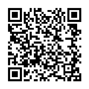 表情木讷那浓重的香水味其实是为了掩饰身体的腐烂味二维码生成