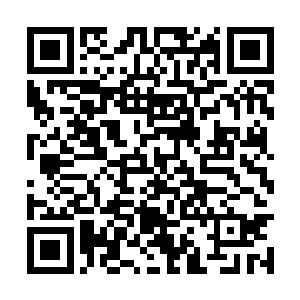 袁天罡在一群美貌女子的簇拥下从空间里现身出来二维码生成