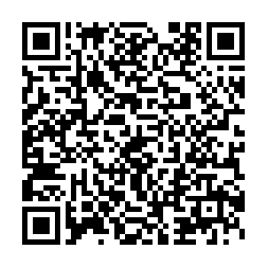 被带着站了起来的云知秋看看自己刚才被撩到上面的裙子又滑落了下去二维码生成