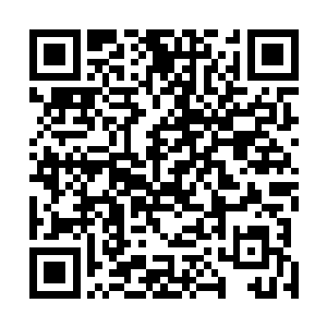 被我的父亲搀扶着一步一步缓缓地走向大道终点的高台上二维码生成