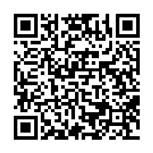 被炸飞的一块巨大的船板从半空中打着旋儿急速飞了过来二维码生成