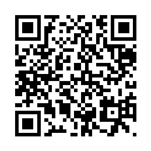 被碾压成大片大片的碎石从空中跌落二维码生成