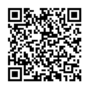 被称杰森的美国男子手里把玩着火炮那把重机枪二维码生成