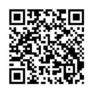 被马纵横火烧一般强壮身体抱着的王莺二维码生成