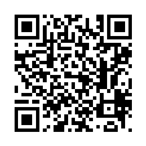 裹着几条毛毯的小女孩冻得嘴唇发紫二维码生成