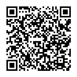 西尔维娅在沙滩上向楚门吐露真相的情节完全对应伊甸园里蛇与夏娃的故事二维码生成