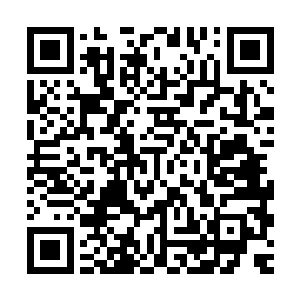 西门光正拿着自己严父的尊容狠狠的教训着自己的那两个不孝子二维码生成