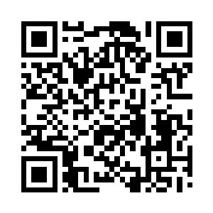 见环卫所办公室小方正抱着电话机说说笑笑二维码生成