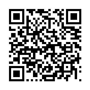 见胡梅英和伊兰雪一左一右拉着自己往里走二维码生成