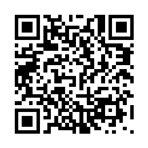 见距离他们不远的地方有名美貌女子正看着她二维码生成