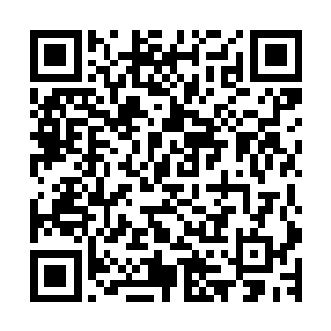 角落里一个精壮的身体完全是一派黑色的非洲裔男子站了起来二维码生成