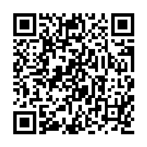 解开两颗扣子之后里面已经全部露出了半拉胸部二维码生成