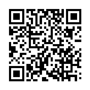 警车缓缓的行驶在西街这条悠长的小道上二维码生成