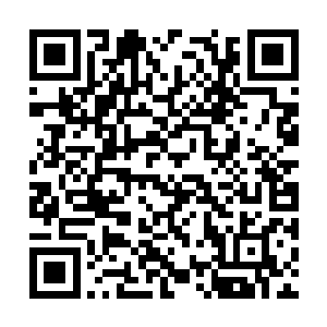 让他向一个比自己儿子年纪还小的小辈点头哈腰的二维码生成