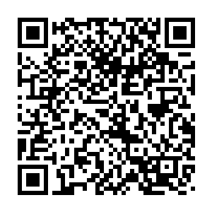 让咕仔带着那几瓶加料高度白酒搁在骨器店后面关押着人的房间门口二维码生成