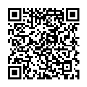 让围在陈观身边的纪检干部和武警战士往两边让一让二维码生成