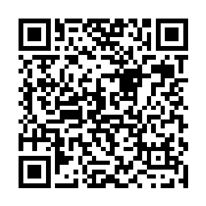 许一刀盯着前方那比绝大数美女还要绝美的白衣剑客二维码生成