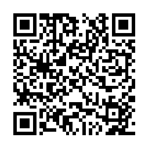 许多男女随着艳舞女郎挤在舞池里疯狂扭动着身躯二维码生成