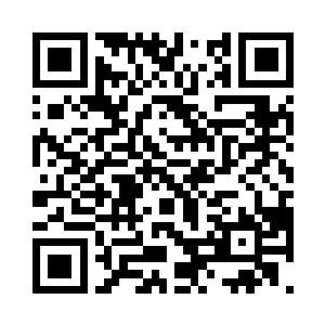 许夫人抬手替徐许晴整理了鬓边的乱发二维码生成