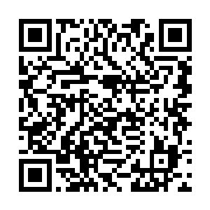 许辉听了放下了女儿对着老徐这边也轻轻的拱了下手二维码生成