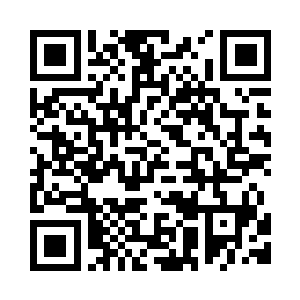 说着将叠得板板整整的长袍递过去二维码生成