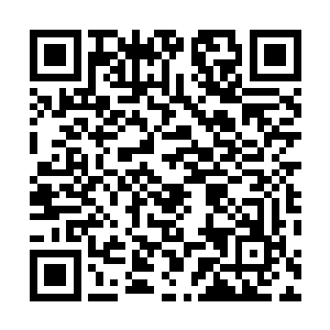 说着把拎在手里的一瓶白酒和两个大大方便袋放在桌子上二维码生成