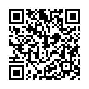 诸多人靠在窗前望着下空快速闪过的景色二维码生成