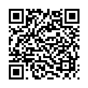 调皮的伸出小舌头舔了一下他的唇二维码生成