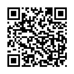 谢宜摆出一个拳头出击的准备动作二维码生成