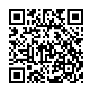 谢尔盖动手将一具尸体从车内拖了出来二维码生成