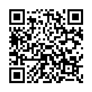 谢芳华坐在山峦耸立的顶峰处的一株杏树上二维码生成