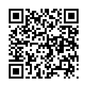 谢芳华正在做昨日秦钰下的那局棋的复盘二维码生成