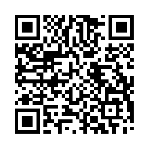 谭卫东伸手从外套兜里摸出一个精美的盒子来二维码生成