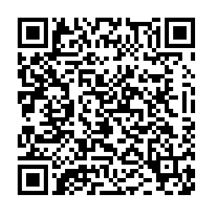 贝海一抬头高看到有一个人脚下踩着一个木箱子然后手中摇起了铜铃二维码生成