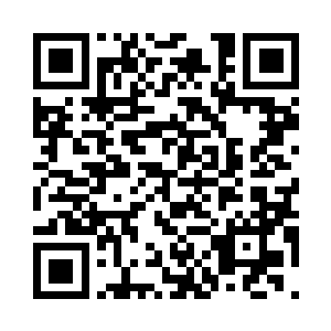 贝音瑶在一个小柜子里拿出一件睡衣二维码生成