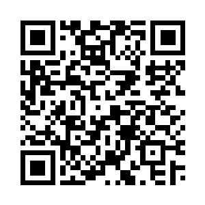 负责传递消息的人们奔跑在街道上二维码生成