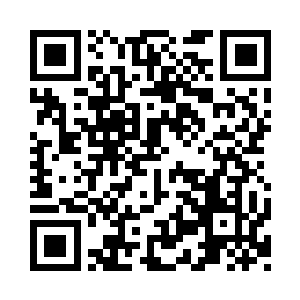 财务总监把头放在手肘上做花痴小姑娘样二维码生成