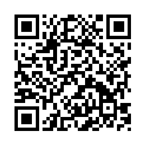 货车厢里的两个老人跟年轻人们一一拥抱之后二维码生成