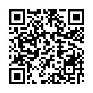 贺紫玲将身边一直绷着小脸的慕容海拉近二维码生成