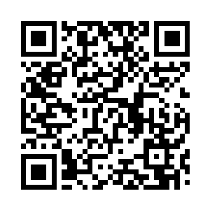 走出一位管家模样的四十余岁的男子二维码生成