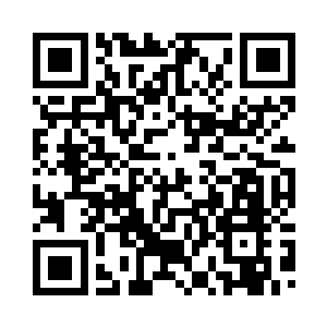 走出来了一名中年男人模样的长老二维码生成