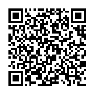 走到镇上后我跟三妹儿再次去买那个破旧的小客车票二维码生成