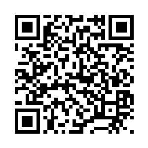 走到餐桌旁边在自己杯子里加入了蜂蜜和二维码生成