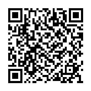 走在雪地中的人们一脚一脚的踩进积雪又拔出来二维码生成