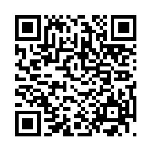 赵纯良穿着一身军装从直升飞机上走下来二维码生成