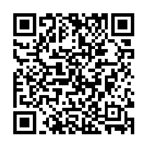 赵长枪嘟囔着将赵庆猛的摩托车绑到越野车的车顶上二维码生成