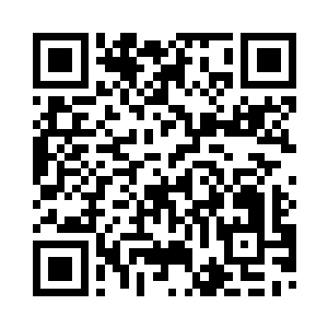 赶紧用另一只手按住被撕裂的上衣二维码生成