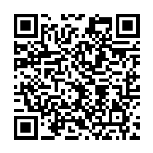 起了床的张铁披着一件睡衣就来到了房间外面的阳台上二维码生成